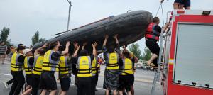 帶上沖鋒舟，大家一起風雨同舟！